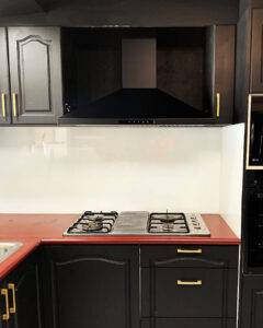 rangehood-black--tiled-roof-green-1